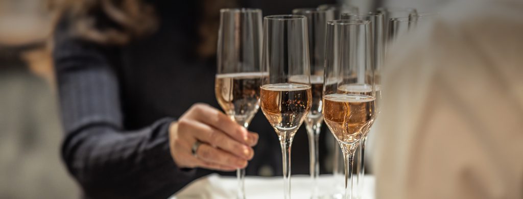 Elevating Efficiency and Experience: The Importance of Restaurant POS Software for F&B Business